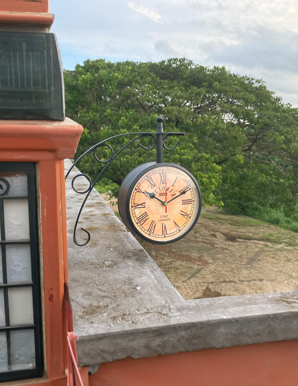 Vintage Double-Sided Wall Clock – Antique Victorian Hanging Clock with Bracket, Silent Quartz Movement, Rustic Farmhouse Decor for Home & Office (Light Brown)